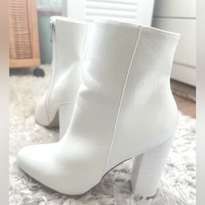White Ankle Boots! 👢 Make me an offer! I’ll work with you☺️